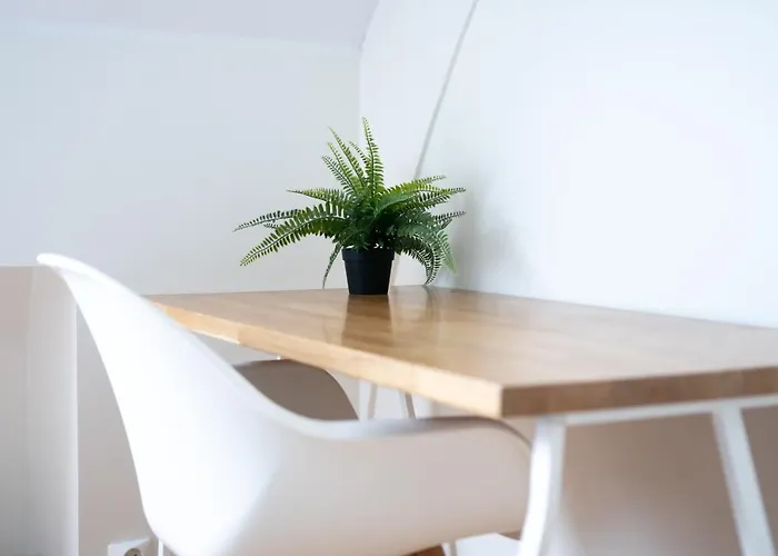 Kong Oscars Apartment *